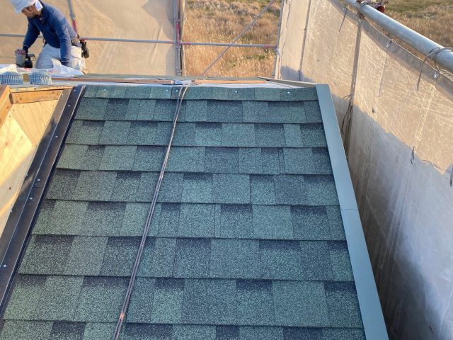 明石市で屋根材を施工中